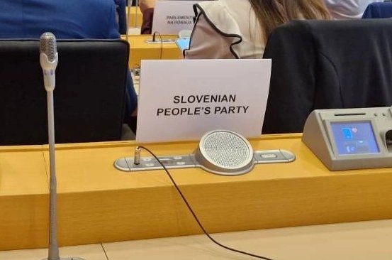 Z novim vodstvom <a href="/strankaSLS/">SLS</a> 🇸🇮💚: <a href="/BalazicMarko/">Marko Balažic</a>, <a href="/kaja_galic/">Kaja Galič</a>, <a href="/CiglerMarko/">Cigler Marko</a>, Mihaela Rožej, <a href="/krause_lara/">Suzana Lara Krause</a> in <a href="/Vlasta89932145/">Vlasta</a> Globačnik danes na seji <a href="/EPPGroup/">EPP Group</a>. 🇪🇺