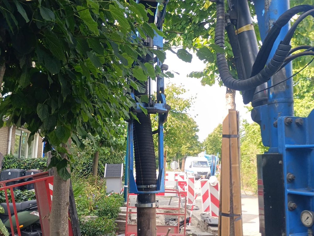 KAvanDaalenZn's tweet photo. Mooie klus in Oegstgeest, kabelsleuven maken zonder de aanwezige #kabels en #boomwortels te beschadigen.
Op de andere locatie proefsleuven gemaakt #Calandbrug.
#Grondzuigen is DE BESTE oplossing voor het terugdringen van #schades.
#klo #wibon #crow500 #gravenzonderschade #bomen https://t.co/vqRRmnk1X7