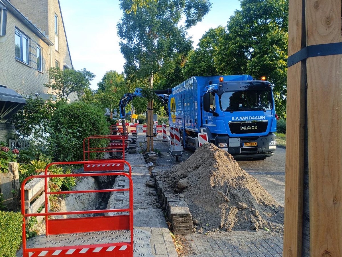 KAvanDaalenZn's tweet photo. Mooie klus in Oegstgeest, kabelsleuven maken zonder de aanwezige #kabels en #boomwortels te beschadigen.
Op de andere locatie proefsleuven gemaakt #Calandbrug.
#Grondzuigen is DE BESTE oplossing voor het terugdringen van #schades.
#klo #wibon #crow500 #gravenzonderschade #bomen https://t.co/vqRRmnk1X7