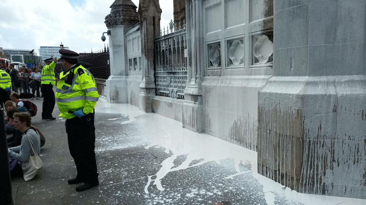 AnimalRising's tweet image. ❗HAPPENING NOW❗
Animal Rebellion has sprayed Big Ben white! The road has been blocked, and white paint from milk bottles poured onto the street demanding the government support a Plant-Based Future. 
Inspired? Check out what's happening soon in the link in our bio 🌱