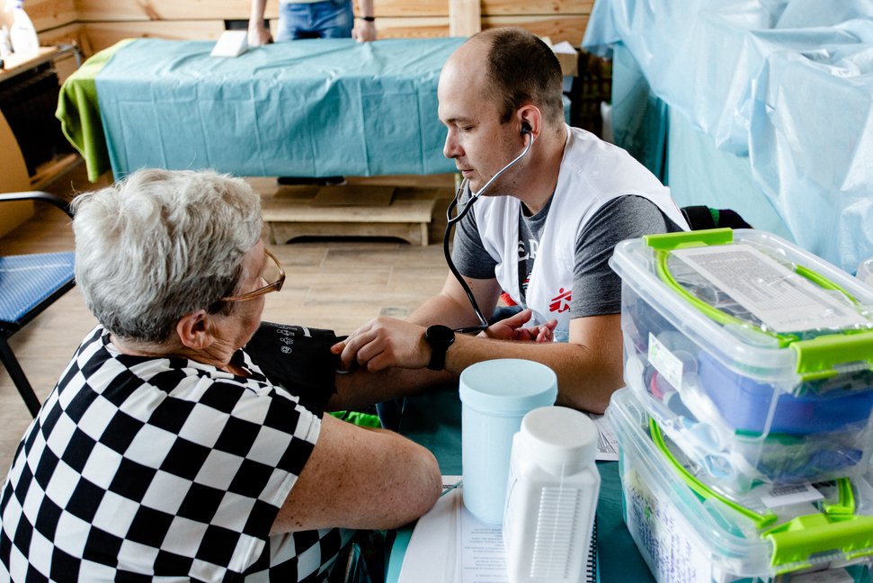 MSF_Moscow's tweet photo. Международный президент #MSF доктор Кристос Кристу встретится с представителями украинских властей, чтобы обсудить дальнейшее оказание, а также расширение помощи людям, проживающим на территориях, неподконтрольных украинскому правительству. 
 #Украина #Врачибезграниц https://t.co/nVX8j52xoV