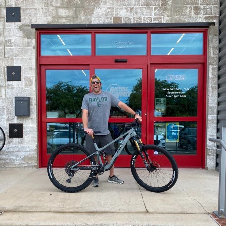 BicycleWorldTx's tweet photo. New. Bike. Day. 

In style. 

Pivot style.

Shop Pivot Online: https://t.co/IJNKYp2hzh

#DestinationLocalBikeShop #PivotCycles https://t.co/07u8EJ9Fny