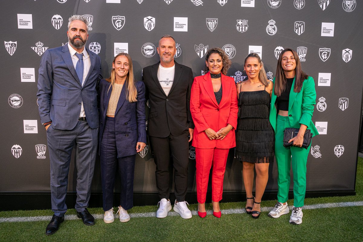 AlhamaElPozo's tweet photo. 𝙶𝚊𝚕𝚊 𝙻𝙿𝙵𝙵 🎩

Nuestro entrenador (@randriACF), nuestra Directora General (@TamaraGarcia_2) y nuestras jugadoras @Marina19Marti y @CFresneda_17 nos representaron ayer en el evento de presentación de la Primera División Femenina.

#AlhamaCFElPozo #DelBarroAlCielo https://t.co/myVACg8PGP