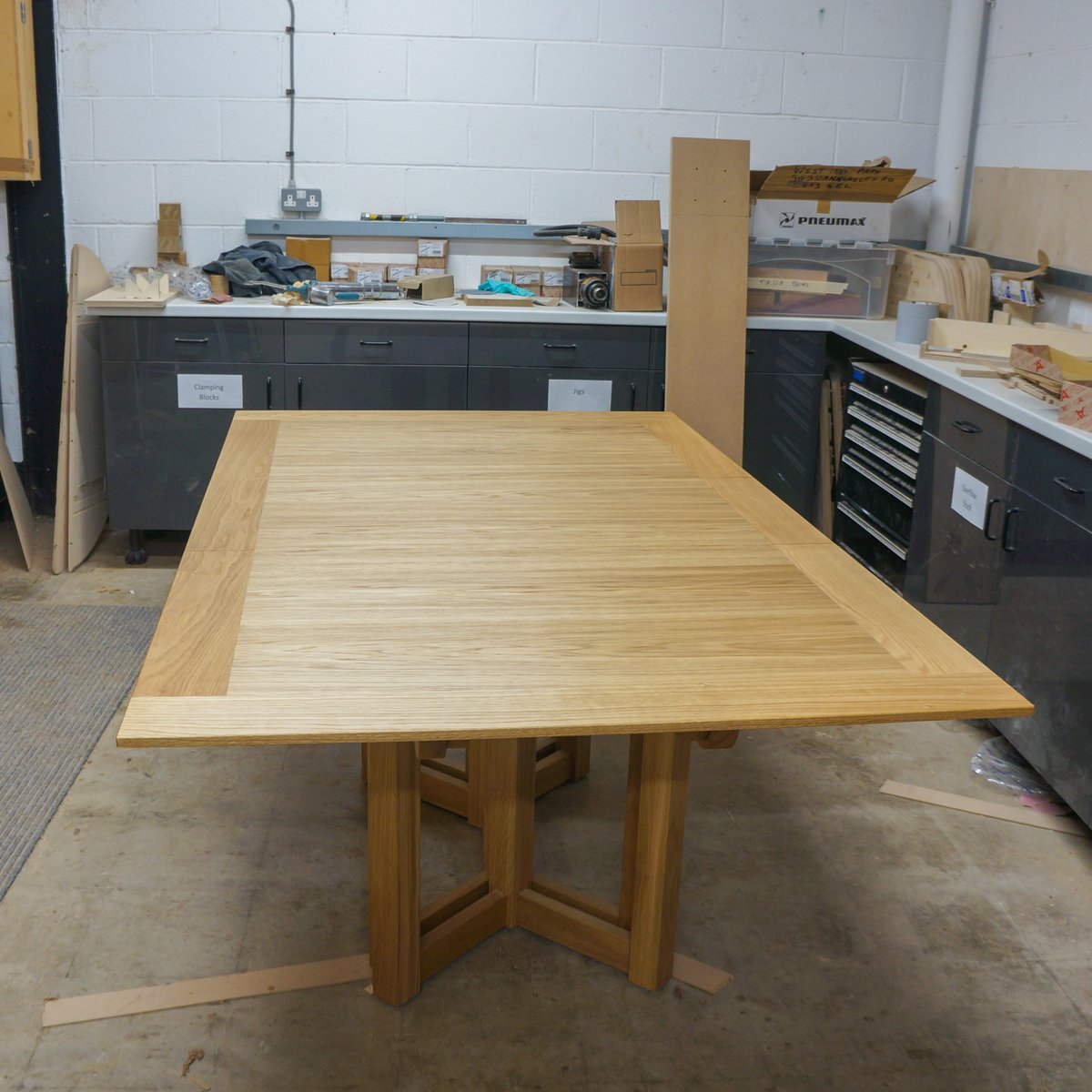 Dovetailors's tweet image. Throwback to this amazing solid oak edged extending table we were commissioned to create.😁

Made out of oak veneered ply, we&apos;re especially proud of how the legs can tuck into each other when the the table isn&apos;t fully extended. ✨

#BespokeDesign #BespokeFurniture #ExtendingTable