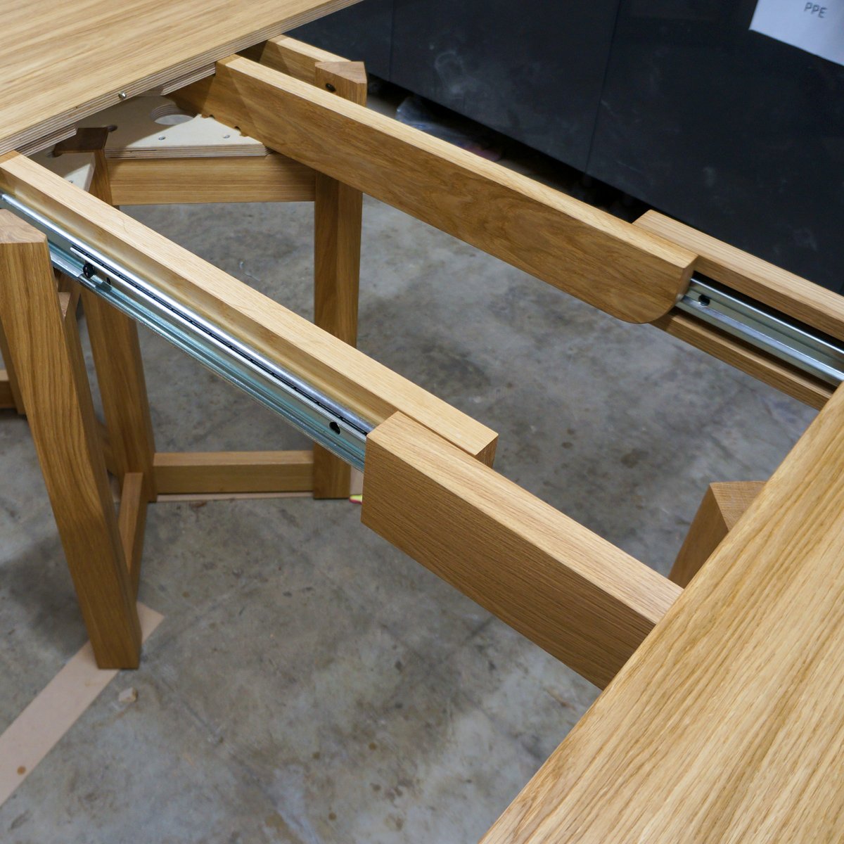 Dovetailors's tweet image. Throwback to this amazing solid oak edged extending table we were commissioned to create.😁

Made out of oak veneered ply, we&apos;re especially proud of how the legs can tuck into each other when the the table isn&apos;t fully extended. ✨

#BespokeDesign #BespokeFurniture #ExtendingTable