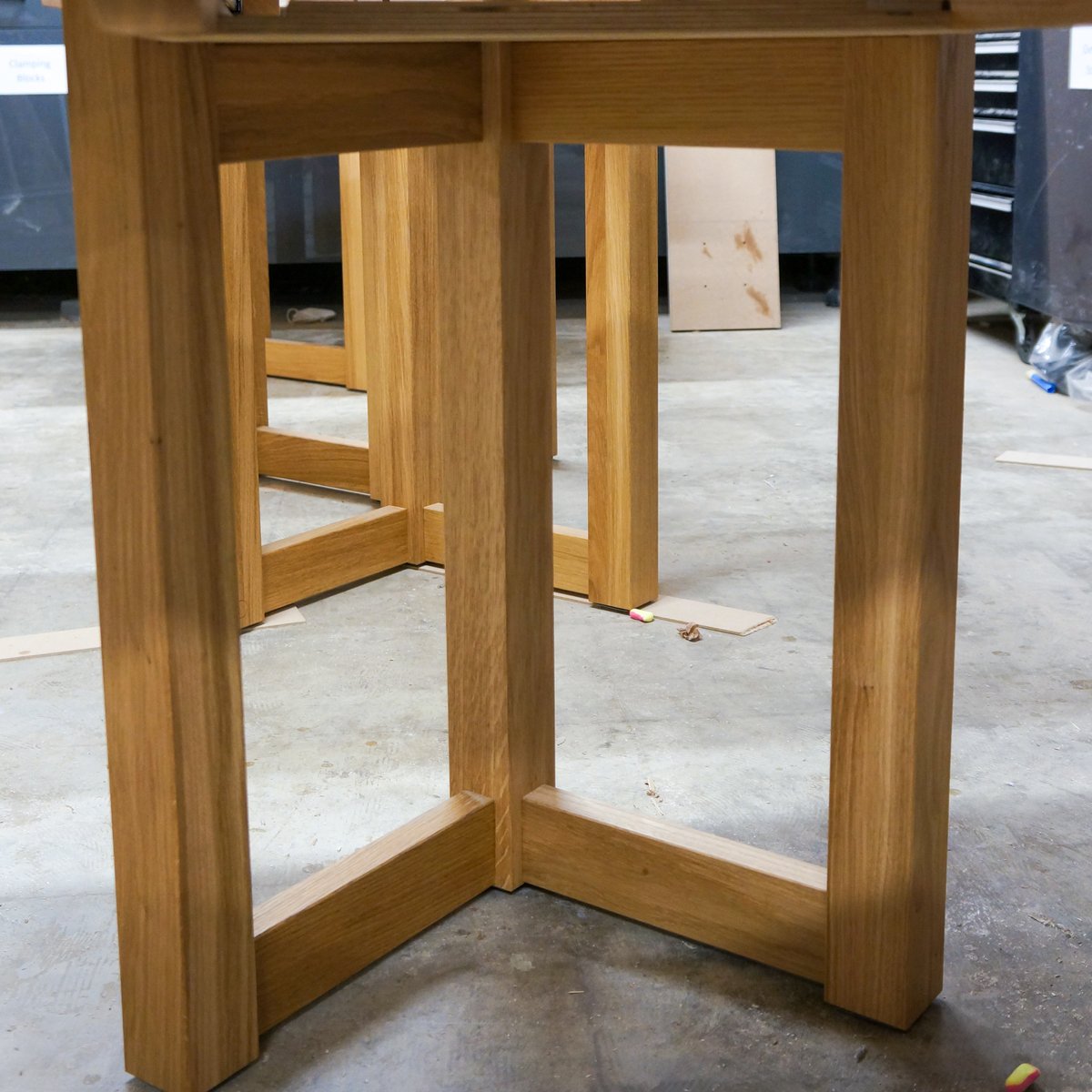 Dovetailors's tweet image. Throwback to this amazing solid oak edged extending table we were commissioned to create.😁

Made out of oak veneered ply, we&apos;re especially proud of how the legs can tuck into each other when the the table isn&apos;t fully extended. ✨

#BespokeDesign #BespokeFurniture #ExtendingTable