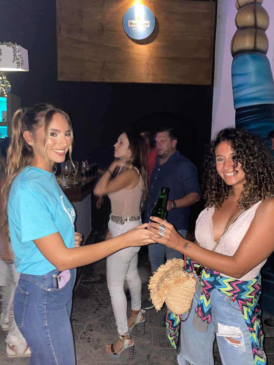 PlaqueEventos's tweet photo. Finalizando la promo de #HeinekenSilver con nuestras azafatas y una super fiesta de cierre DJ Session en El Cortijo.Han sido 4 emocionantes fines de semana, recorriendo distintos locales en El Palmar

 #azafatasplaque #azafatasdeimagen #azafatasyazafatos #personaldeimagen https://t.co/PU8FzUHiIc