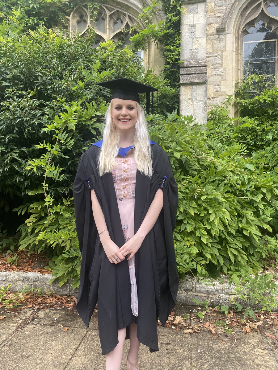 EmilyPorrett's tweet photo. Just a little graduate post🎓 https://t.co/XYJsk0Z7bP