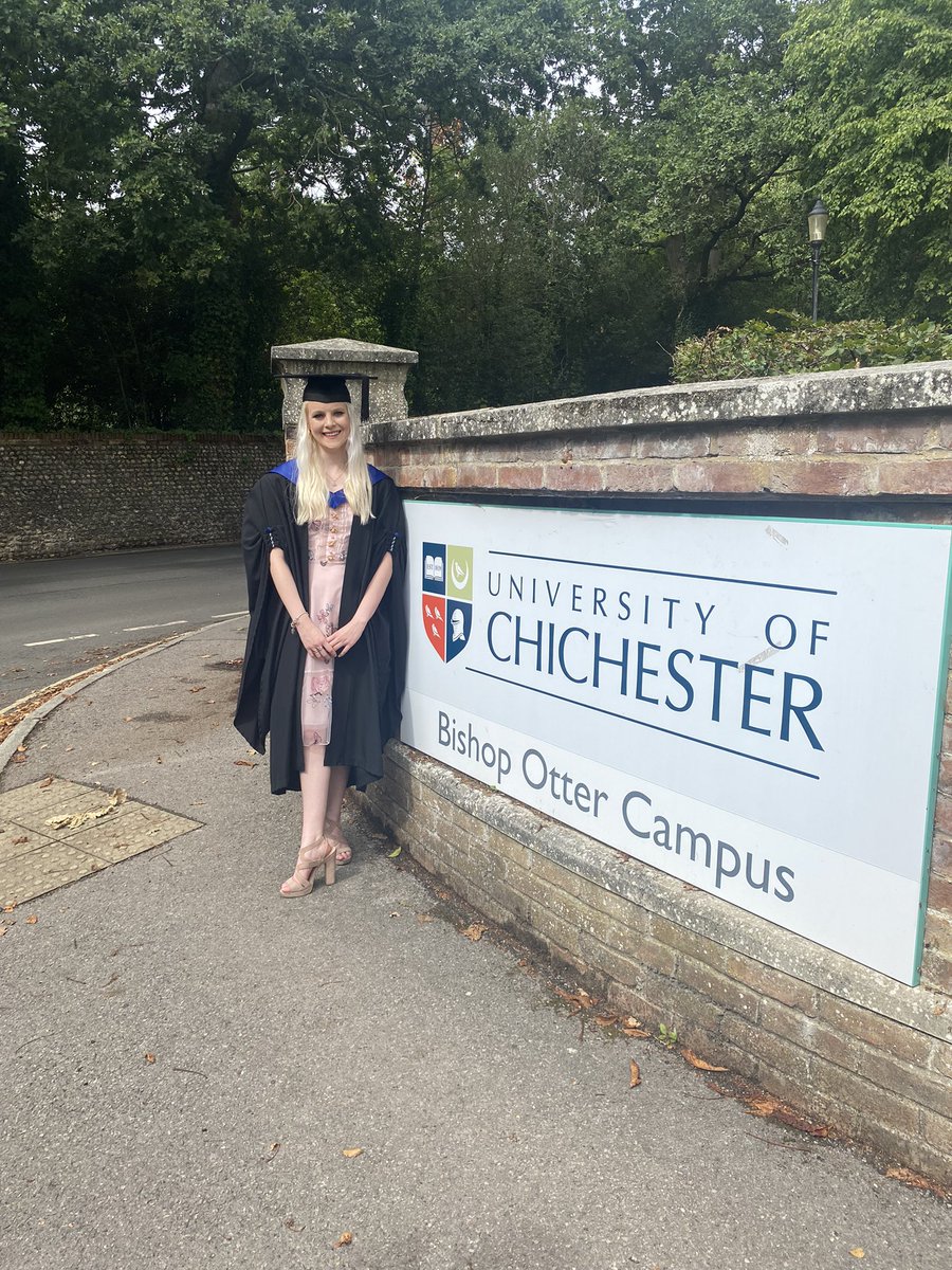 EmilyPorrett's tweet photo. Just a little graduate post🎓 https://t.co/XYJsk0Z7bP