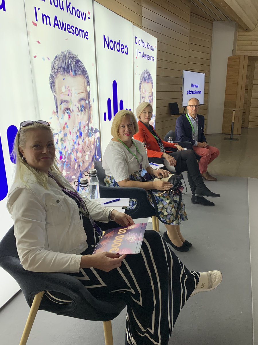 LuomanenNina's tweet photo. Nordean ”sharkit” valmiina lukiolaisten loistaviin pitchauksiin. #Takeoff2022 #Nordea #vapaaehtoistyö https://t.co/TrwBJwhGPZ
