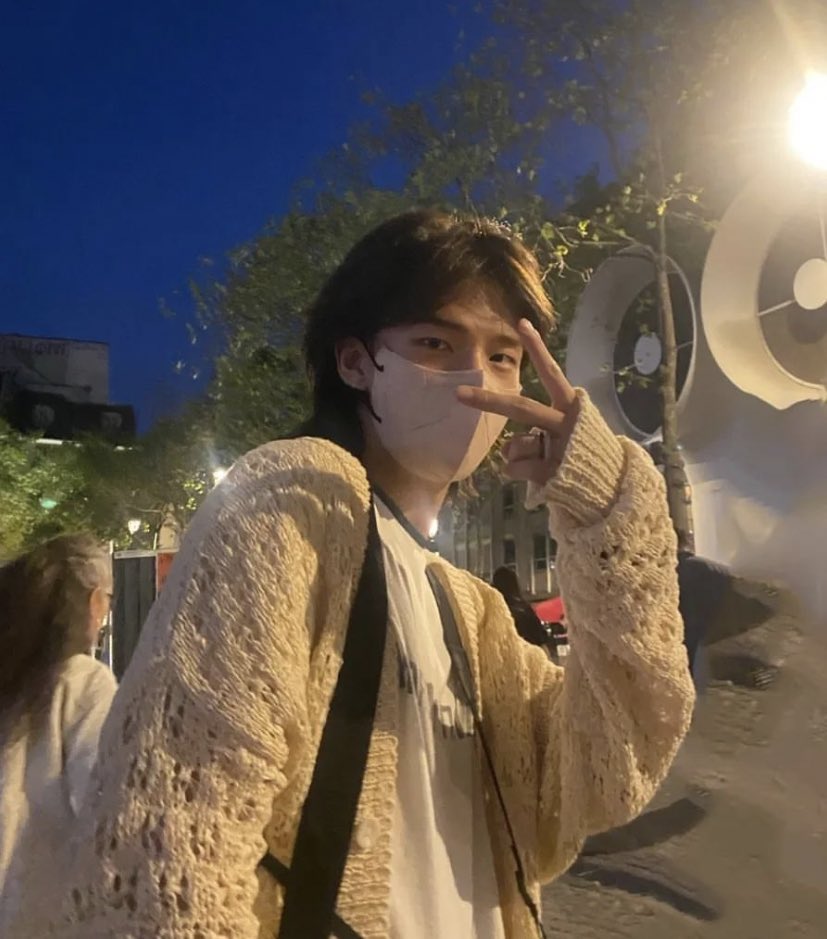 seulift's tweet image. hyunjin in paris