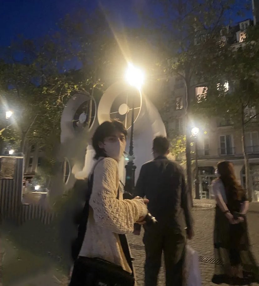 seulift's tweet image. hyunjin in paris