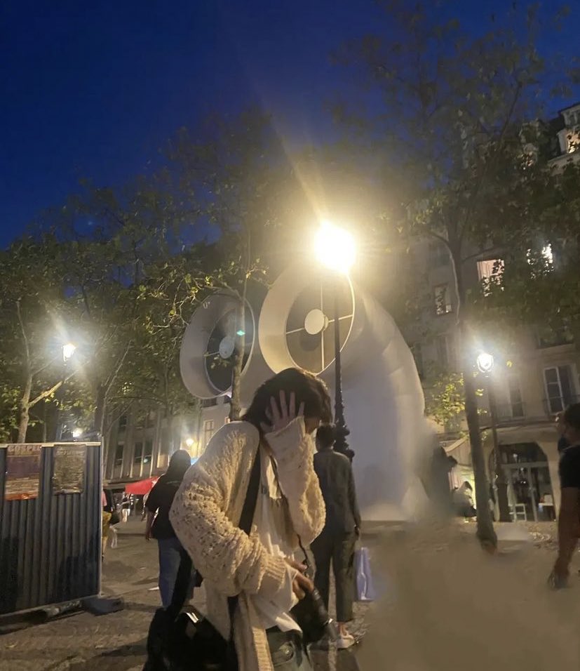 seulift's tweet image. hyunjin in paris