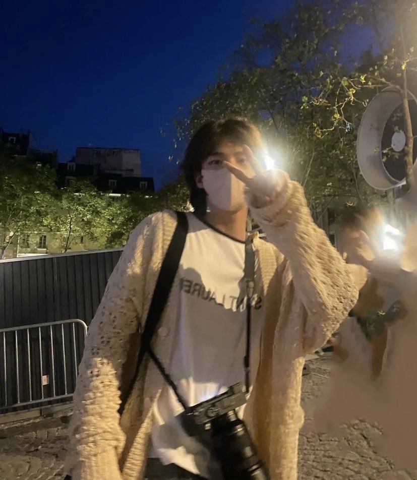 seulift's tweet image. hyunjin in paris