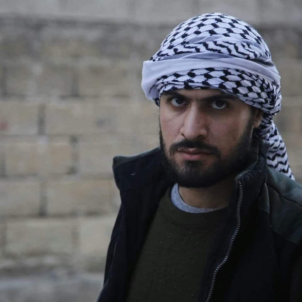 "هم يموتون (أصدقاء الثورة) أكثر من غيرهم.. يرحلون بسرعة من دون مقدمات وأحياناً يرحلون متتالين بلا فواصل زمنية بشكل جماعي".
أصدقاء الثورة هم أصدقاء الهم والدم..
هذا آخر ما نشره الناشط السوري #مراد_الشواخ الذي رحل اليوم إثر أزمة قلبية في مدينة نانسي الفرنسية.. رحمه الله