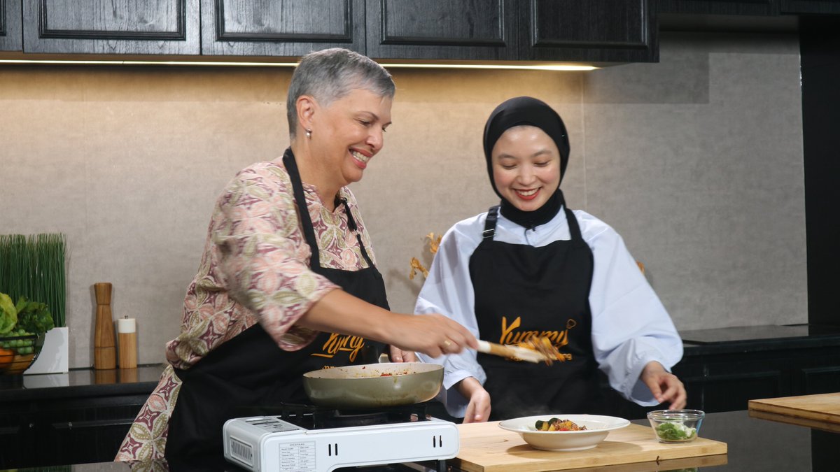 DubesAustralia's tweet photo. Seperti yang mungkin kalian tahu, saya suka makanan Indonesia - alasan untuk makan pedas! Senang bisa masak Oseng Daging Balado bareng Chef Dhila dan tim Yummy IDN.

Tonton demo masak kami di: https://t.co/bf5X6Ms1Yo https://t.co/wPrzZPUWxB