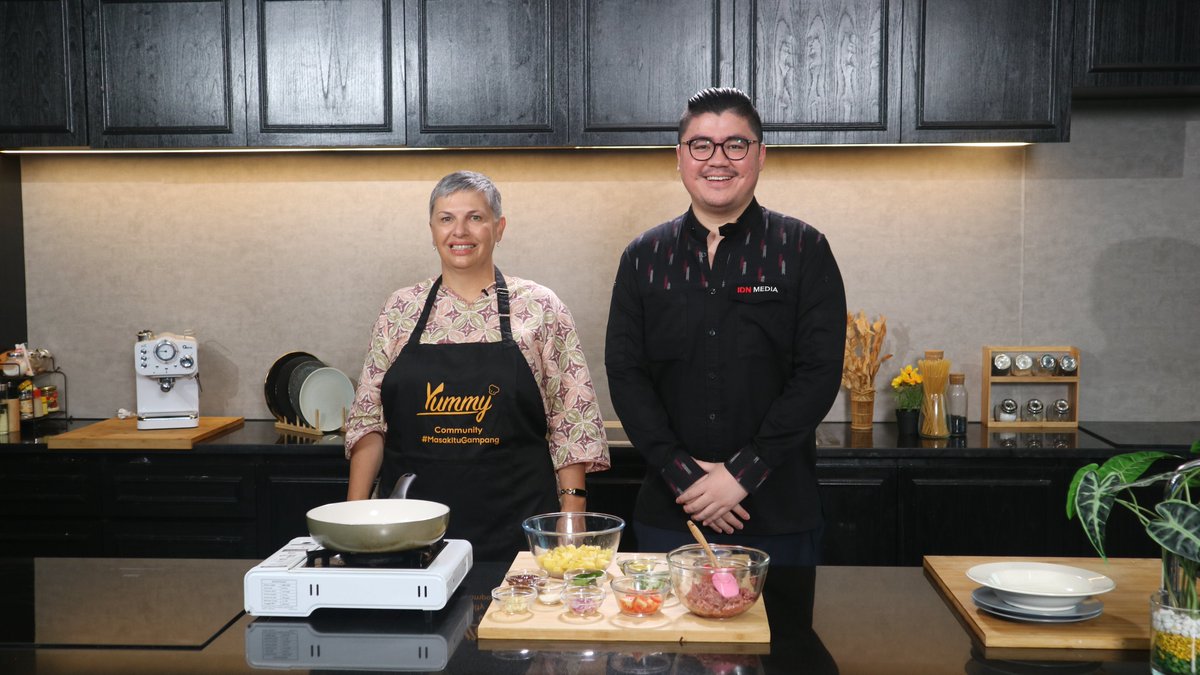 DubesAustralia's tweet photo. Seperti yang mungkin kalian tahu, saya suka makanan Indonesia - alasan untuk makan pedas! Senang bisa masak Oseng Daging Balado bareng Chef Dhila dan tim Yummy IDN.

Tonton demo masak kami di: https://t.co/bf5X6Ms1Yo https://t.co/wPrzZPUWxB