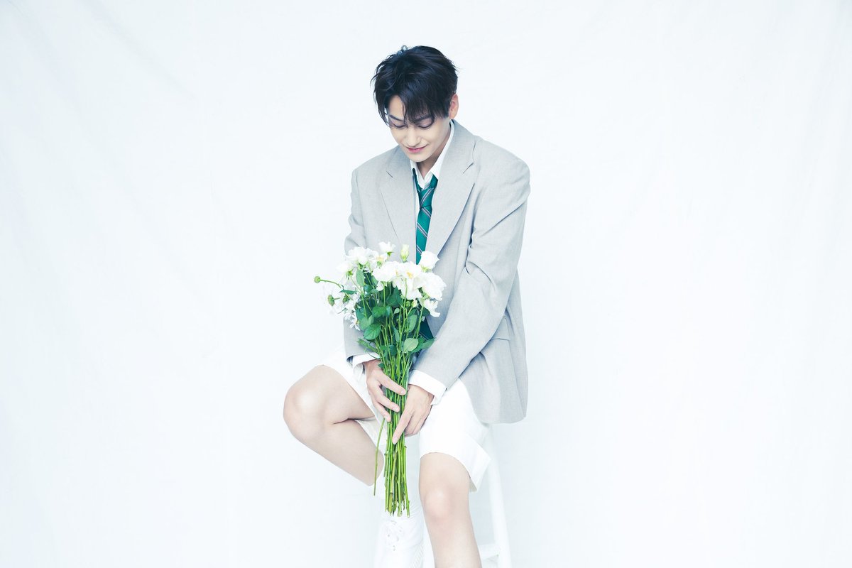 GEMISODA's tweet photo. 220907 [UNIVERSE] #김범 #KimBum #KimBeom

caption: “MAN WITH FLOWERS - 1” https://t.co/0vMh1rQ8Xw