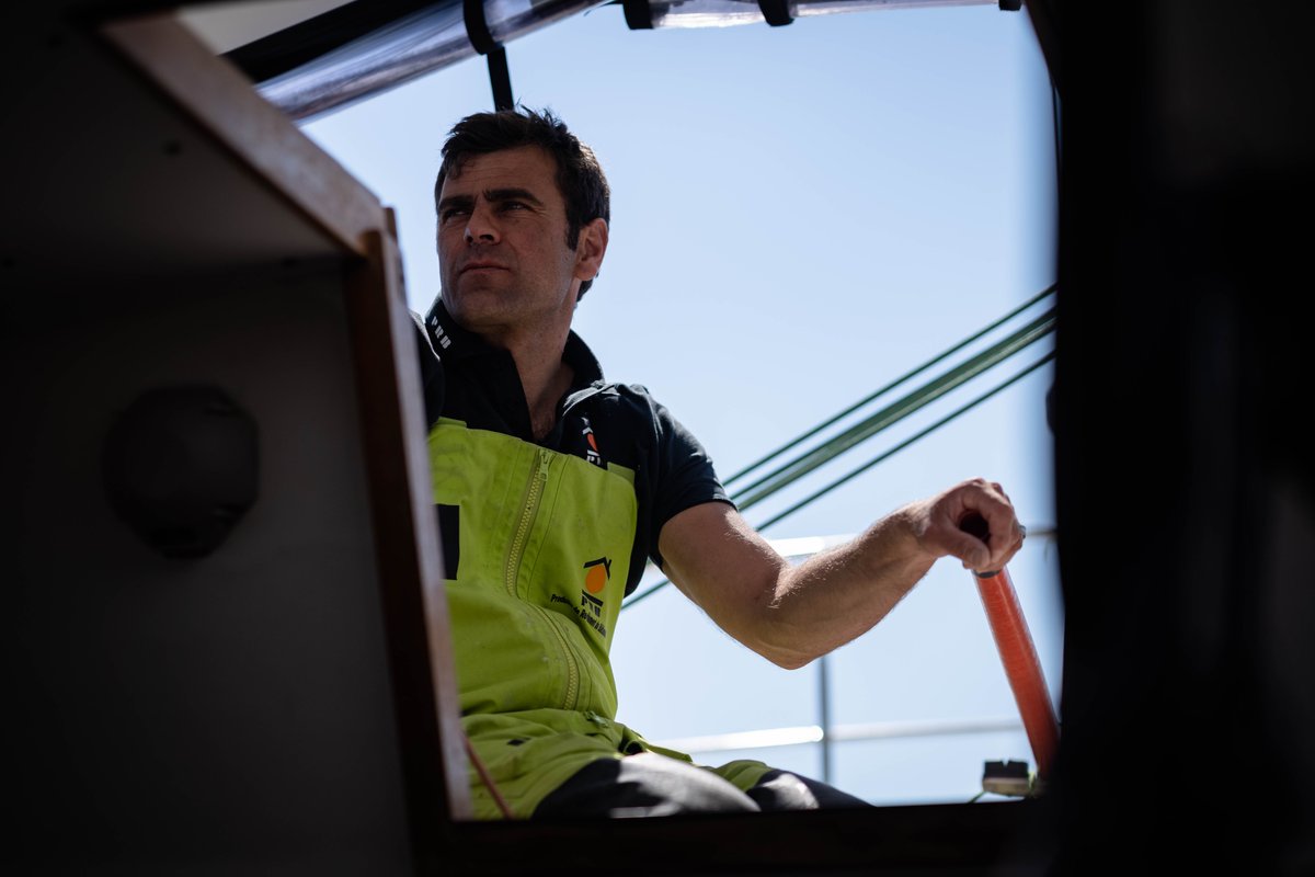 DamienGuillou_'s tweet photo. 🆕 Suite à son avarie survenue hier, Damien a passé la nuit à la cape pour essayer de réparer, sans succès. Le skipper PRB a donc décidé ce matin de faire route vers Les Sables d’Olonne, à moins de 200 milles de sa position. https://t.co/tdfCGivbci