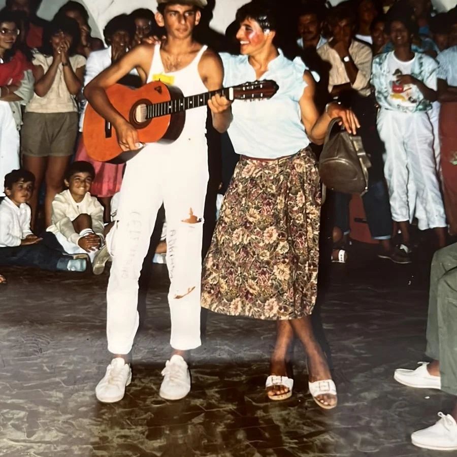 UN BELLISSIMO REGALO DA PARTE DEL MIO AMICO STORICO GIANNI ALÌ QUESTE FOTO SONO UN REPERTO STORICO E PREZIOSO I MIE PRIMISSIMI APPROCCI CON LA MUSICA QUANDO AVEVO 15 ANNI  IMVITAVO ADRIANO CELENTANO CANTANDO LE SUE CANZONI,MI DIMENAVO E SMOLLEGGIAVO COME LUI 🤩❤️🎸🌊