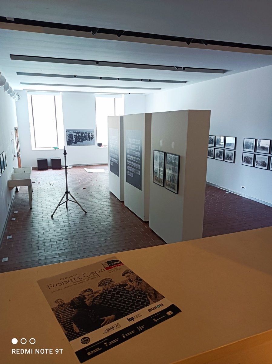 EnricPujol1960's tweet photo. Darrers retocs a l'exposició de Robert Capa "L'exèrcit oblidat", sobre les fotos que va fer el 1939 al camps de concentració francesos, que s'inaugurarà el dissabte dia 10 a les 12,30h al Museu Memorial de l'Exili (MUME). https://t.co/VTF8ERvRjM
