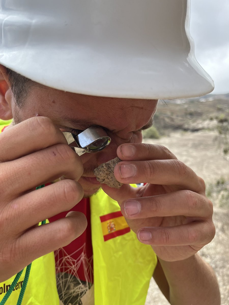 We found banded pumice! 

Banded #pumice is created when differing layers of the magma chamber stratigraphy mingle but don’t quite mix together during the eruption, displaying two colours like marble. 

<a href="/pingifede32/">pingitore_federico</a> <a href="/GeoIntern/">GeoTenerife Summer Programme</a> <a href="/GeoTenerife/">GeoTenerife</a>