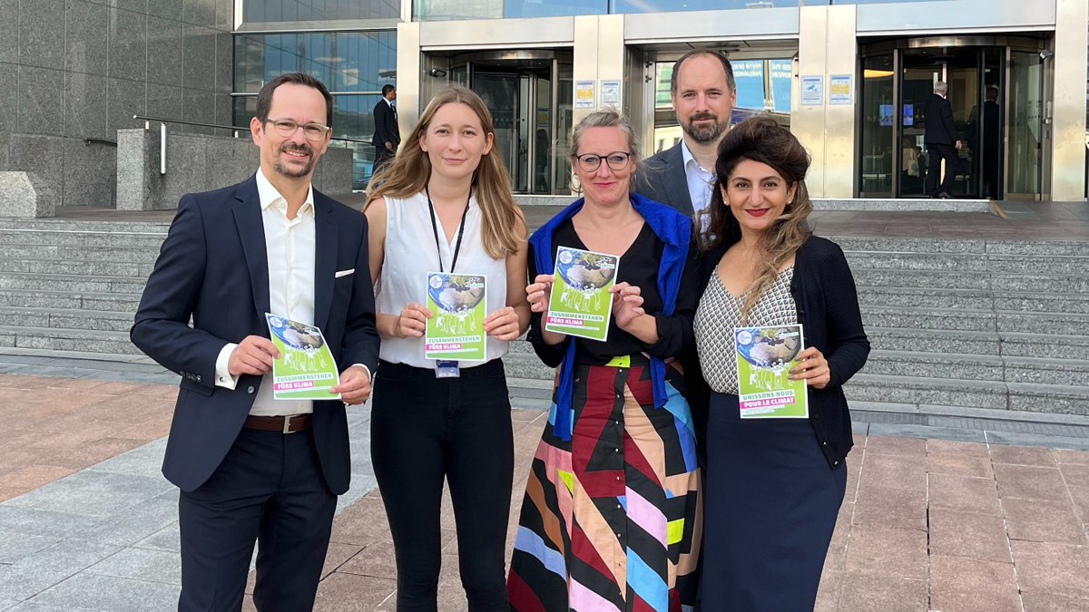 LesVertsSuisses's tweet photo. L'eurodéputée Kira M. Peter-Hansen soutient l'initiative pour un #FondsClimat. 📝
Plus jeune élue du parlement européen, son soutien illustre la mobilisation déterminée de la jeunesse du continent pour le #climat. 🌍🔥 https://t.co/6xUBVgKrqx