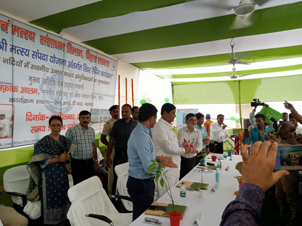 DirectorateOfF1's tweet photo. प्रधानमंत्री मत्स्य संपदा योजनान्तर्गत रिवर रैंचिंग कार्यक्रम के तहत राज्य के नदियों में उन्नत एवं गुणवत्तायुक्त स्थानीय मत्स्य अंगुलिकाओं का पुनर्स्थापन श्री मो0 आफाक आलम, माननीय मंत्री, पशु एवं मत्स्य संसाधन विभाग के द्वारा एन0आई0टी घाट, गंगा नदी पटना में किया गया। https://t.co/iynDXHXIie