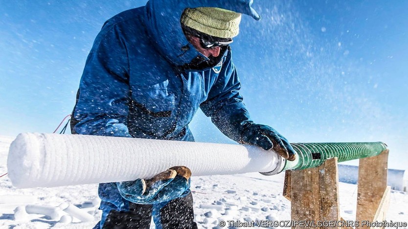 _WavesOfChange_'s tweet image. #Palaeoceanography is the study of past changes in ocean conditions. We can look back into the past using ice, sea sediments, tiny fossils, bits of wood, charcoal,.... and more! First up - ice. 1/2