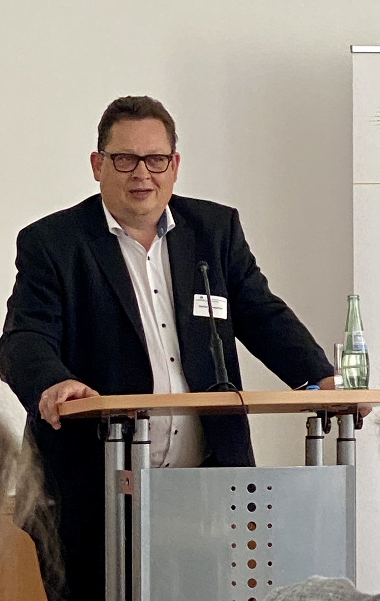 Bei der Patientenveranstaltung des @APS_eV spricht <a href="/s_schwartze/">Stefan Schwartze</a> sich für den Rettungsschirm der #Reha und die Refinanzierung der Energiekosten aus. <a href="/BDPK_ev/">BDPK e.V.</a> <a href="/rehamachtsbess/">Reha. Macht's besser!</a>. Verlieren wir diese Kliniken jetzt, lassen sie sich so schnell nicht zurückgewinnen. Wir brauchen Reha!