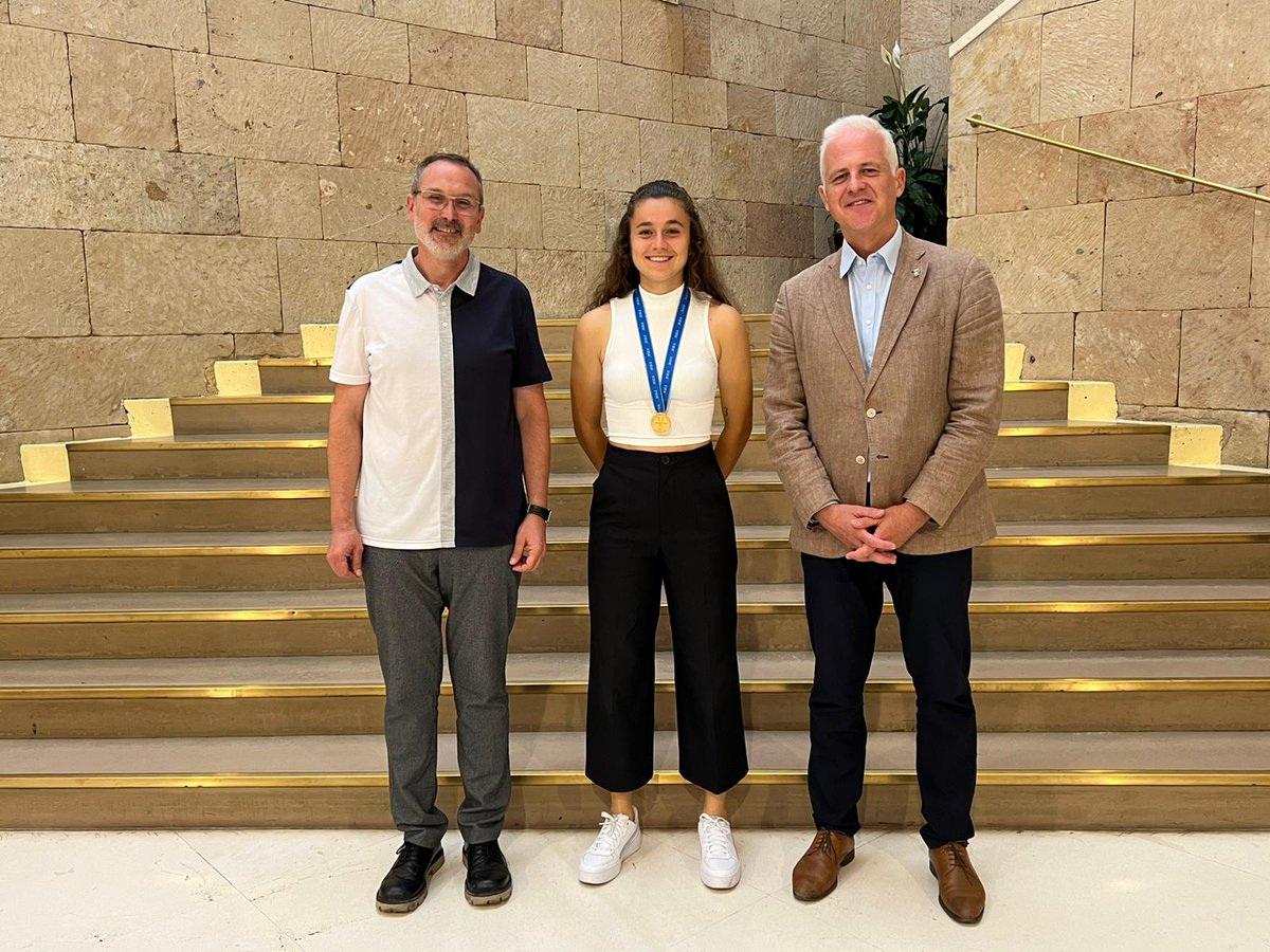 AytoLogrono's tweet photo. ⚽️🇪🇸 | El alcalde de #Logroño, junto al concejal de Deportes, recibe a Ana Tejada, futbolista capitana de la selección española de fútbol y campeona del mundo Sub’20.

👉Más info: https://t.co/uKKS696xgx https://t.co/F1UsKgYUSU