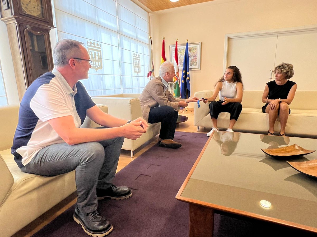 AytoLogrono's tweet photo. ⚽️🇪🇸 | El alcalde de #Logroño, junto al concejal de Deportes, recibe a Ana Tejada, futbolista capitana de la selección española de fútbol y campeona del mundo Sub’20.

👉Más info: https://t.co/uKKS696xgx https://t.co/F1UsKgYUSU