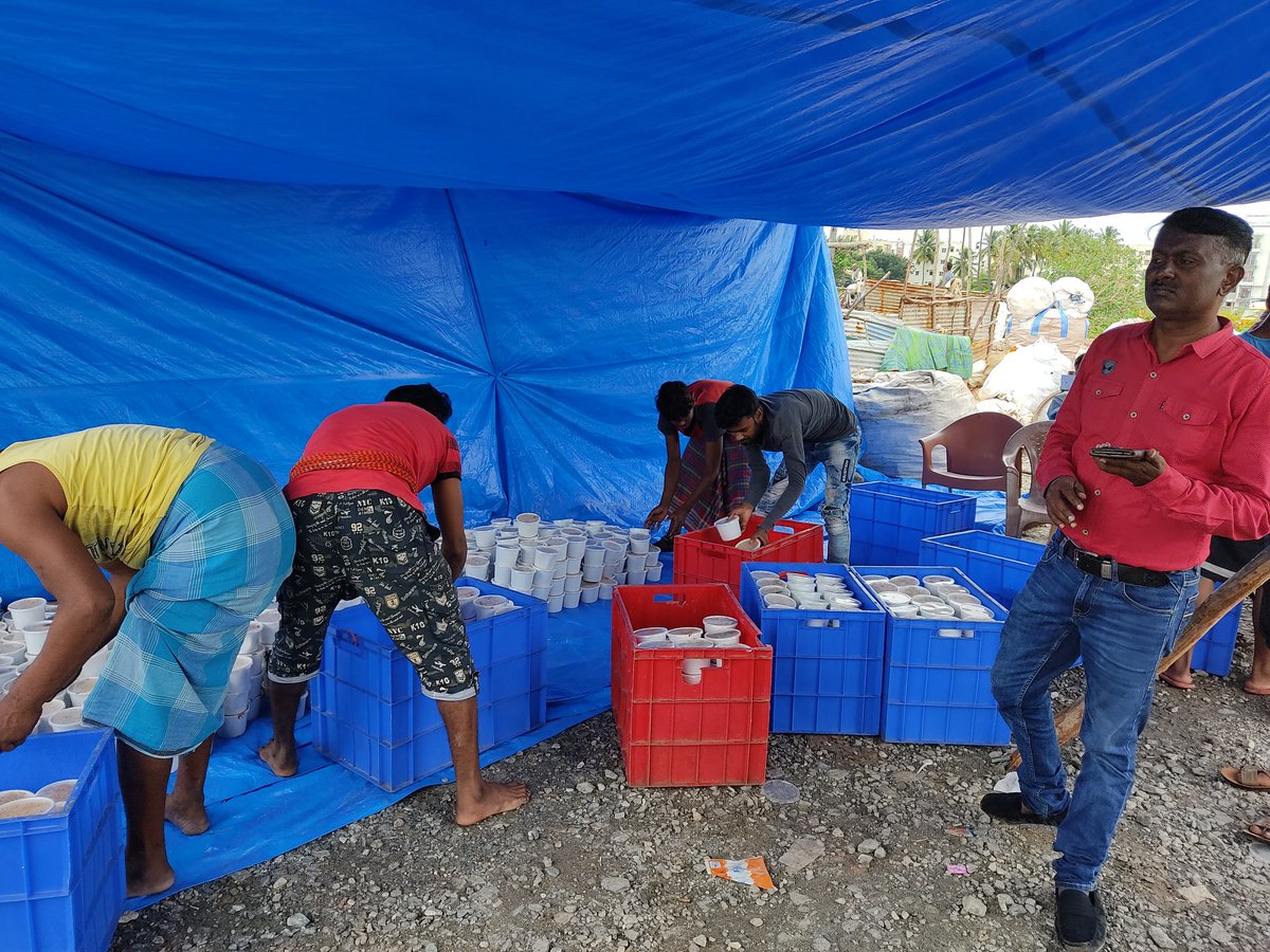 SauravK1890's tweet photo. Distressed migrant workers in Munnekolala slum (East Bengaluru) being served food and water by @BbmpEast after efforts of #CITU #IMFK
#BengaluruRains #BengaluruFloods #MigrantWorkers https://t.co/8BZkGduNaq
