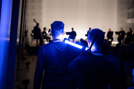 SPARGE LA MORTE 
Today and tomorrow we present at the <a href="/La_Batie/">La Bâtie</a> this scenographic project inspired by Gesualdo's madrigals with La Compagnia del Madrigale and staging and light by Davide and Giuseppe Di Liberto.

📍labatie.ch/fr/programme/d…