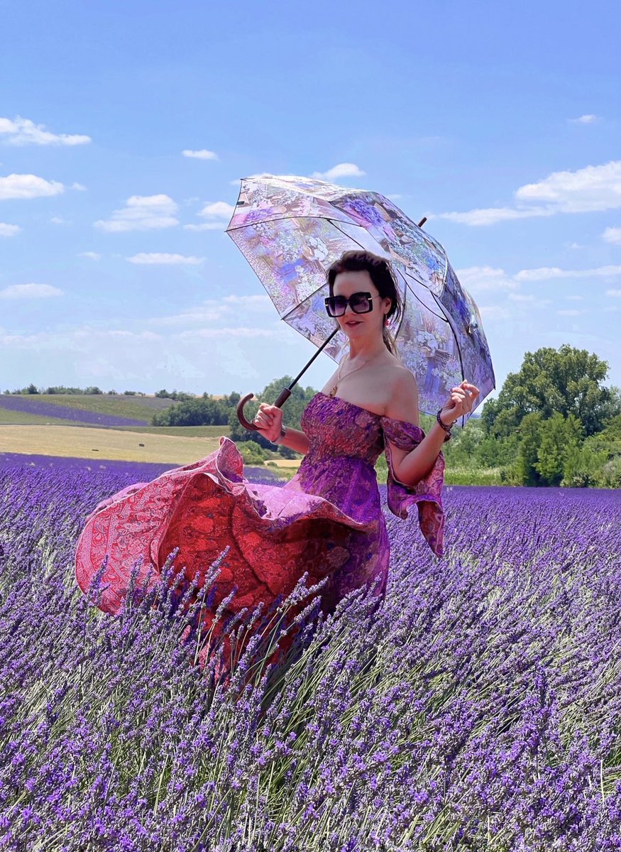 Hello my friends! Longtime no see here on TW 🤗💜 Here in #Valensole 💜🤗 How y’all doing today? Come state? Bacio 💋 Elisa x
