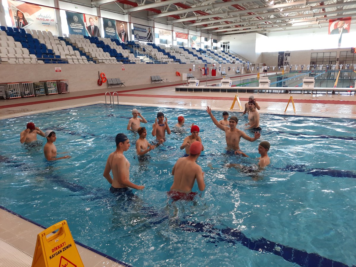 Bugün Karainci Gençlik olarak olimpik yüzme havuzundaydık. İmkanlarından dolayı Gençlik Spor İl Müdürlüğüne ve Sivas Belediyesine teşekkür ederiz.