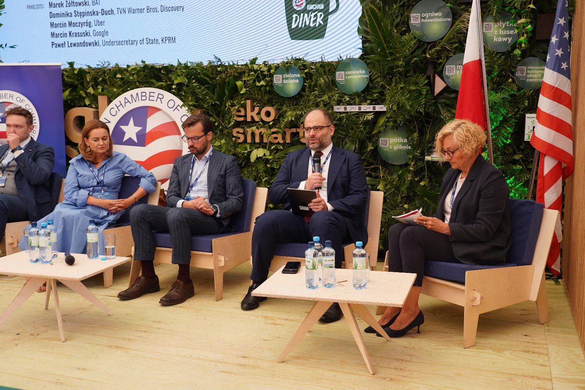 CYFRA_GOV_PL's tweet photo. Minister Paweł Lewandowski podczas drugiego dnia @Economic_Forum_ - Integracja i incjatywy europejskie są dla nas strategiczne, aby wprowadzić satysfakcjonujące rozwiązania technologiczne w budowie bezpieczeństwa cyfrowego z przedstawicielami @GoogleCloud_PL czy @Uber_Pol. https://t.co/lhZxzs1635