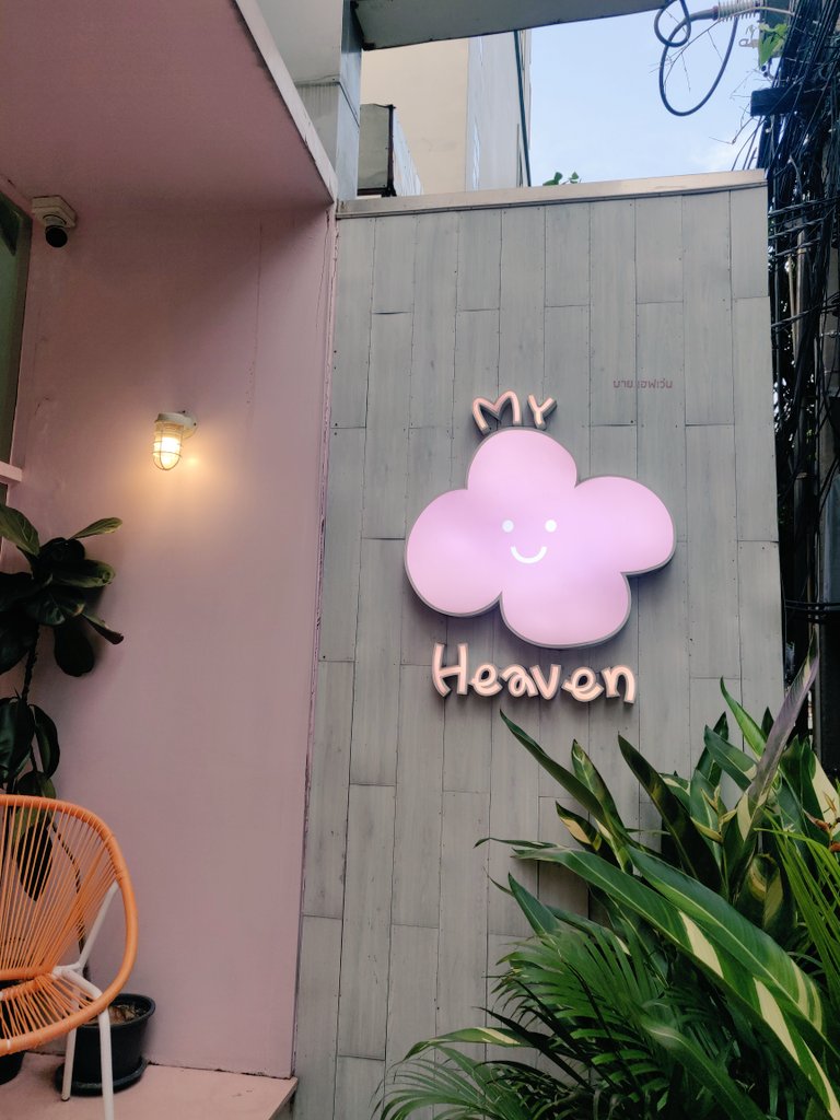 ChaleeratBoons1's tweet photo. This cafe is the best ควรไปเมื่อมีทุกงานจริงๆ ค่ะ เราไปช้าตอนคาเฟ่จะปิดแล้วแต่ทางทีมงานก็น่ารักมาก ก.ล้านตัว ให้เข้าไปชม ถ่ายรูป รับของน่ารักๆ กลับมาด้วย แต่ลืมถ่าย🥹 มัวแต่ถ่ายรูป!! ของที่ก็จะมี พัดที่มีรูปของเจ้าของวันเกิด 🤣
.
.
.
@OurProjectBTS #BdayRM #Bdayjk https://t.co/JXI90WaFi7