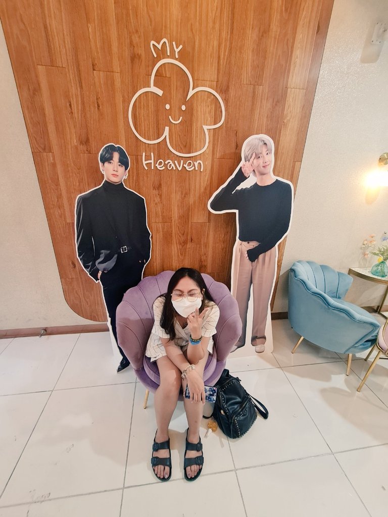 ChaleeratBoons1's tweet photo. This cafe is the best ควรไปเมื่อมีทุกงานจริงๆ ค่ะ เราไปช้าตอนคาเฟ่จะปิดแล้วแต่ทางทีมงานก็น่ารักมาก ก.ล้านตัว ให้เข้าไปชม ถ่ายรูป รับของน่ารักๆ กลับมาด้วย แต่ลืมถ่าย🥹 มัวแต่ถ่ายรูป!! ของที่ก็จะมี พัดที่มีรูปของเจ้าของวันเกิด 🤣
.
.
.
@OurProjectBTS #BdayRM #Bdayjk https://t.co/JXI90WaFi7
