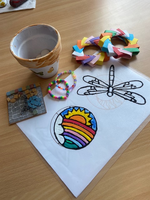 CentreSullivan's tweet photo. Over the summer the patients have started a craft club in the school room @hullhospitals . It has been a massive success so, its here to stay. Building a little community!! 1.30-2.30 daily.
#goodtotalk #keepingbusy #gettingbacktogether #buildingrelationships https://t.co/jvJzViLX5D