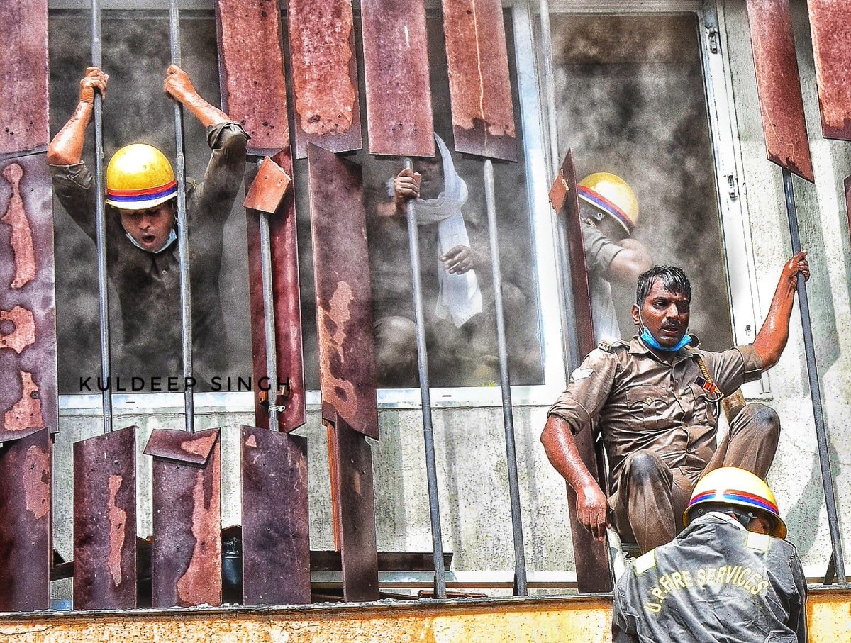 aligarhfire's tweet photo. उ०प्र० फायर सर्विस लखनऊ की कर्मठ टीम द्वारा लखनऊ के लेवाना होटल में लगी आग को  जिस बहादुरी से  बुझाया  व होटल में फंसे हुए व्यक्तियों को सुरक्षित बचाया गया  उनके इस सराहनीय कार्य की समस्त प्रदेश ही नही बल्कि देश भी सराहना कर रहा है https://t.co/Unk836xLI8