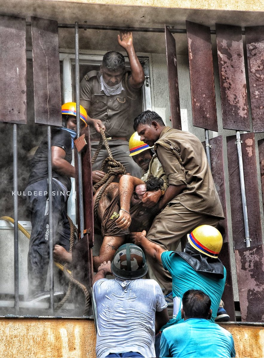 aligarhfire's tweet photo. उ०प्र० फायर सर्विस लखनऊ की कर्मठ टीम द्वारा लखनऊ के लेवाना होटल में लगी आग को  जिस बहादुरी से  बुझाया  व होटल में फंसे हुए व्यक्तियों को सुरक्षित बचाया गया  उनके इस सराहनीय कार्य की समस्त प्रदेश ही नही बल्कि देश भी सराहना कर रहा है https://t.co/Unk836xLI8
