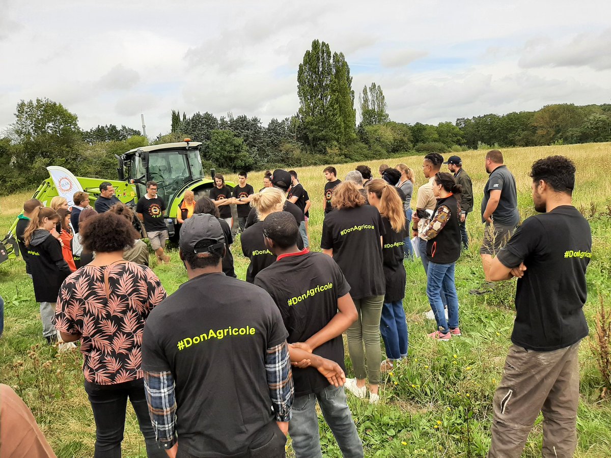 SOLAAL_'s tweet photo. De nombreux étudiants du Plateau de Saclay et de bénévoles au rdv pour le #glanage solidaire de potimarrons sur une parcelle de @ParisSaclay et cultivée par #PierreBot
@BotTrubuil #DonAgricole #JNDA https://t.co/3qlOpvS9mk