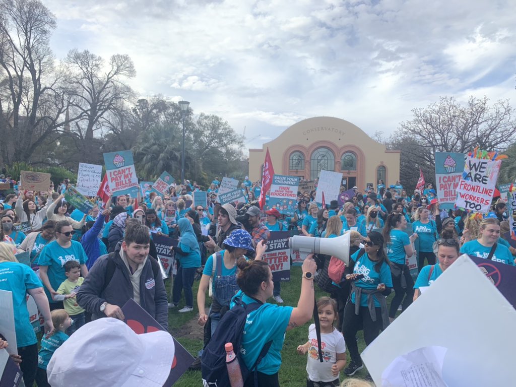 UnitedWorkersOz's tweet photo. Thousands of educators, parents and supporters making noise and demanding respect at Fitzroy Gardens ✊️
#ShutdownEarlyEd #BigStepsNow https://t.co/QM7R8mTP0Y