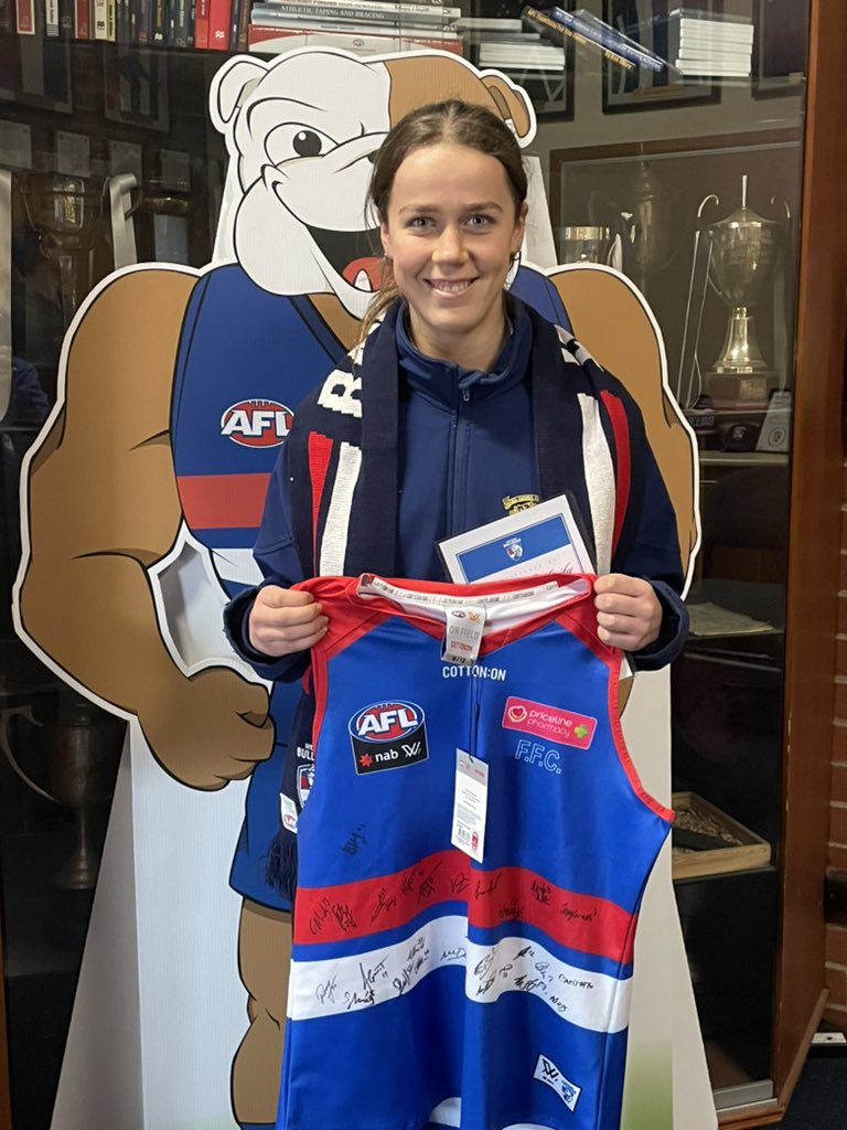 CampbellWaring's tweet photo. Congrats to Edie from @EastPointFNC for winning the free raffle at the @BallaratFNL BFLW Grand Finals on Saturday, winning an @BulldogsW signed guernsey! Not a bad prize for a keen @westernbulldogs fan! 🔴⚪️🔵 @cityofballarat #bflw #bulldogsfan #MightyWest https://t.co/VssCv6gb2W