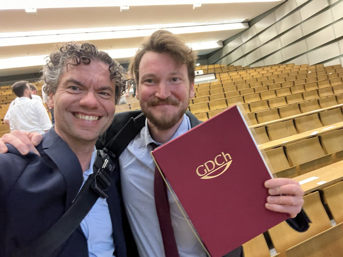 PhosphorusFive's tweet photo. Yesterday was a very special day, as I had the honor to introduce @BroichhagenJ at the #ORCHEM22 for his ORCHEM award 2022. We are very proud @LeibnizFMP to have you with us! Keep on shining and that awesome ChemBioProbes rolling 🙏🍾👍 @GDCh_aktuell #ProudMentor @DirkTrauner https://t.co/SRgAqHDW8G