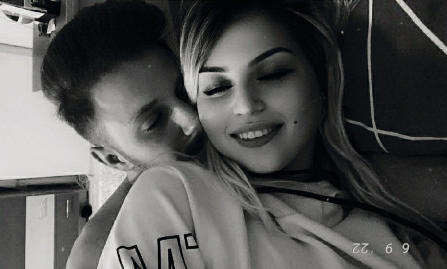 Sana baktıkça güzelleştim.
Çiçek oldum, 
Çocuk oldum, 
Aşık oldumm..