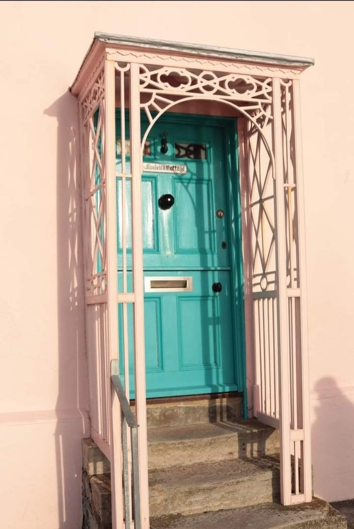 SallyMcClellan5's tweet photo. @ThePhotoHour 3 from Lyme Regis 
#ThePhotoHour #stormhour #doors #Dorset https://t.co/GO9dkZWQw6