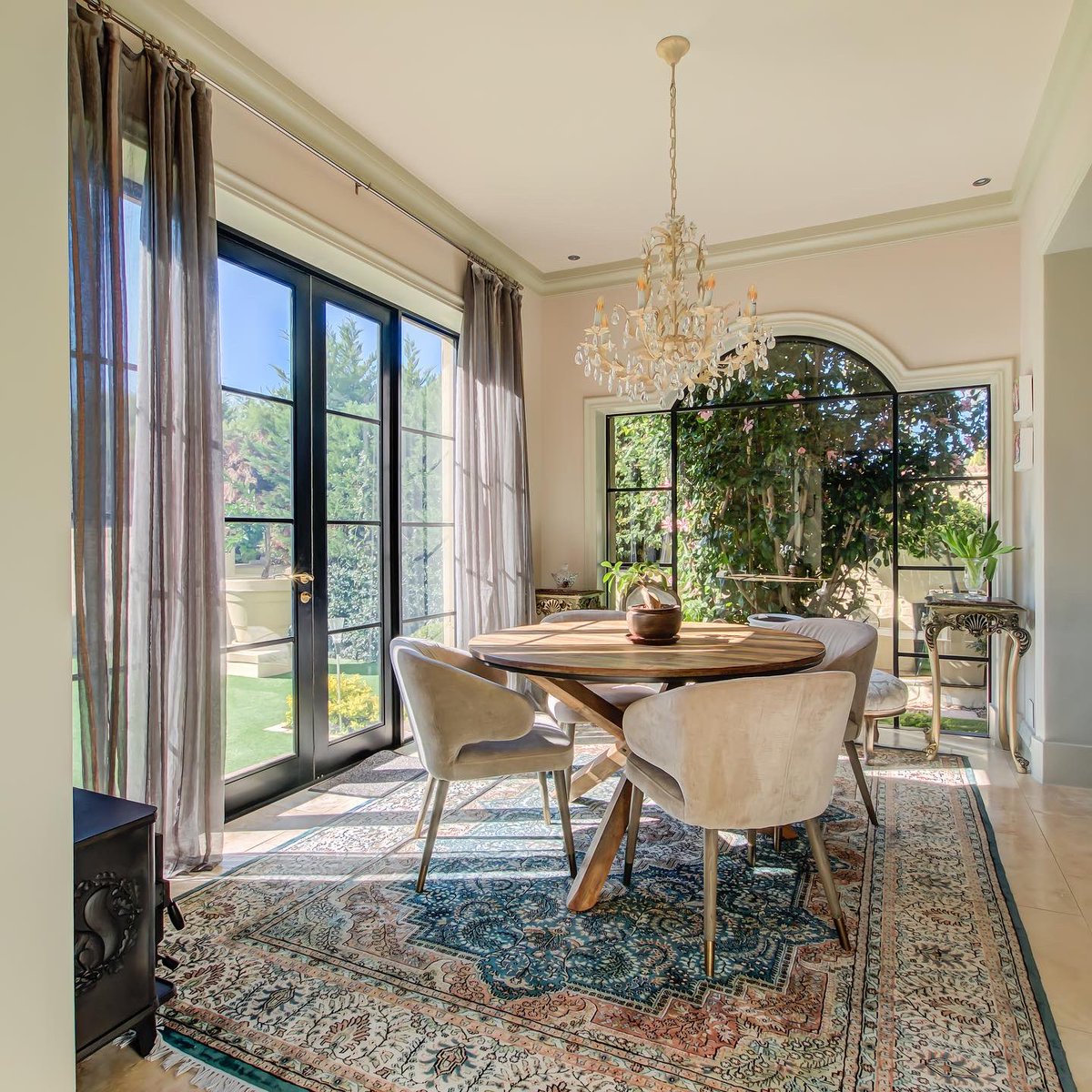 MetalWindows1's tweet photo. Slimline steel Forman Brand window systems a classic design aesthetic. @MetalWindows1 Contact Trudy 021 448 4333 #steelwindows #formanbrand #custommade #metalwindows
#steeldesign #renovation #madeincapetown https://t.co/AjsVxG7ssZ