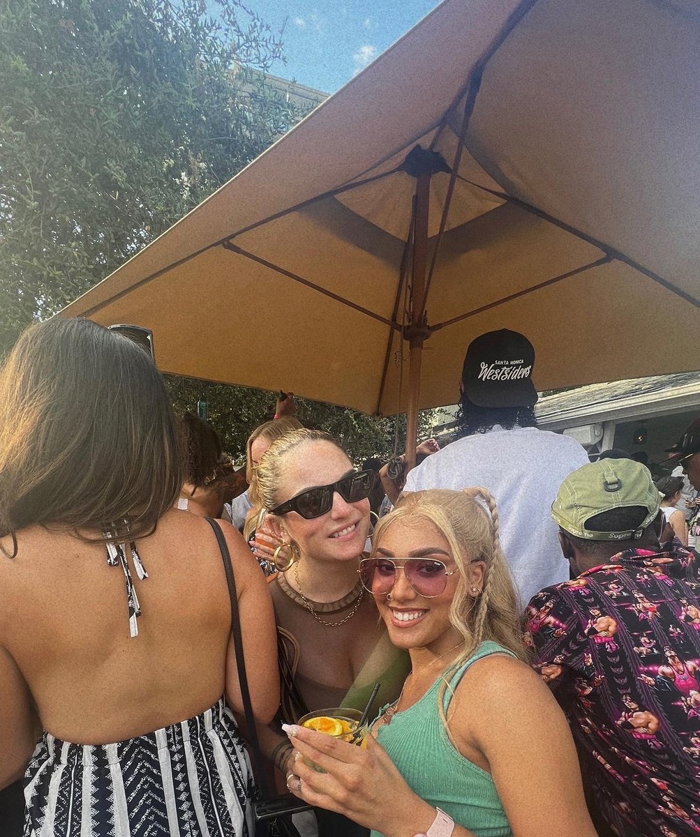 destinysimone's tweet photo. Sooo this happened the other day… 🤯 Was minding my business getting drunk with my homies, I look to my left &amp; see THIS legend 😭 The one, the only @iamjojo 🤍 https://t.co/VIA4Jsndz0